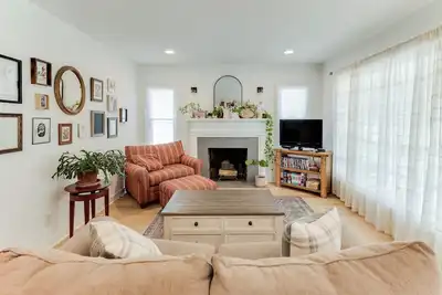 Image de Charming Downtown Retreat: Modern Comforts in the Heart of Northport