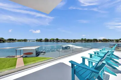 Image de Hill Top Haven-Modern lakefront home on Clear Cove