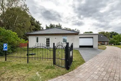 Image de Maison de vacances 'Moderner Bungalow, Rollstuhlgerecht' avec terrasse privée