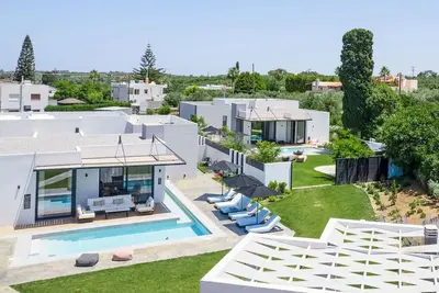 Image de 2 Luxury Villas w Nearby Beach!