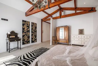 Image de Contemporary rural villa with large wooden beams with artistic accents