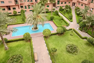 Image de Stylish & Comfy Gem: 5 Star Location ~ Pool ~ Balcony!