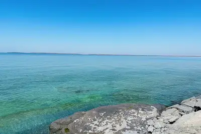 Image de Serene Lake Ontario cottage, overlooks (kayak to) sandbank beach. Private oasis.