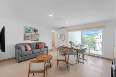 Image de Upstay Modern High Rise Condo—5 min to Jaco Beach