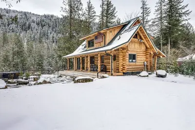 Custom Luxury River Front Log Home, River Access, Hot Tub