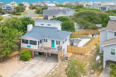 Home in Duck near the beach, shopping & dining!