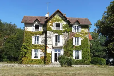 Image de Ancien pavillon de chasse situé dans une campagne paisible. . .