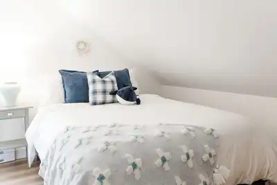 Image de Cottage retreat in town! Spacious with large backyard.