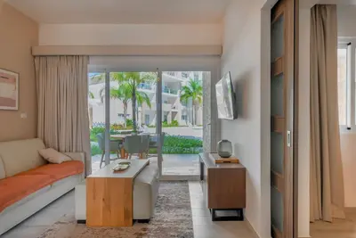 Image de Beauty Pool views Paseo Playa Coral steps to the beach