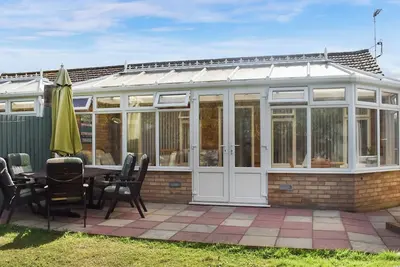Image de Bright spacious bungalow in a quiet road close to beach and amenities.