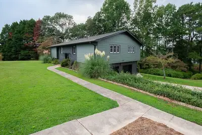 Image de Beautiful Home near South Keowee `Sparrow’s Haven`