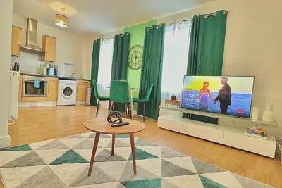 Classy city center apt/free park