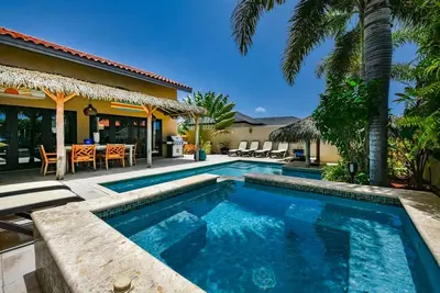 Image de New Listing! Luxury 5 Bd/5 Bath Home with pool, close to Aruba's Best Beaches