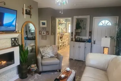 Image de Onyx Oasis, w/Pool, firepit. Close to Washburn U, \nexterior security cameras.