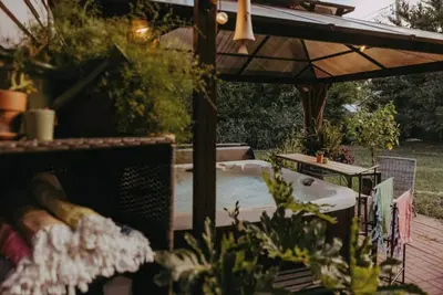 Image de Mid-Century Charmer: Hot Tub, Stocktank Pool, Firepit, & Vintage Camper