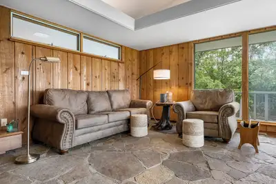 Image de Ideal monthly stay. Great lake location. 2 Br home in Frank Lloyd Wright style.