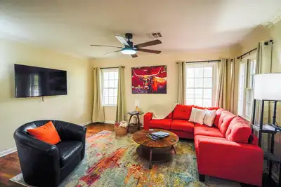 Image de Ideally located, Renovated, Private Backyard Patio Firepit, Expo Square, Bok, Tu