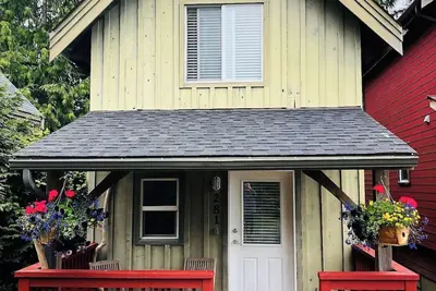 Image de Pacific Rim Cabin Cozy waterfront cedar cabin with hot tub. Pet friendly!