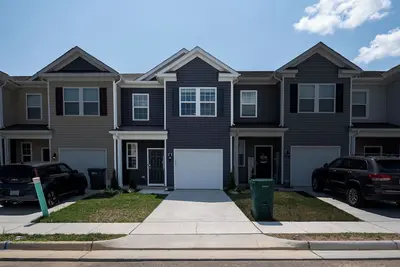 Image de Beautiful townhome in welcoming Luray, only min to Caverns and Shenandoah Valley