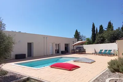 Image de Maison individuelle avec piscine privée climatisation terrain de pétanque