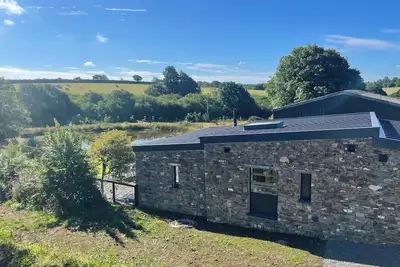 Image de Renovated Barn with Pond View