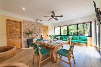 Image de Centrally located condo with private plunge pool