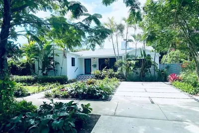 Image de Experience Miami Magic: Tropical Pool Escape