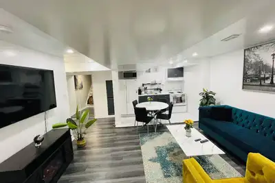 Image de Luxury Chic 2bed End Unit in Central Brampton