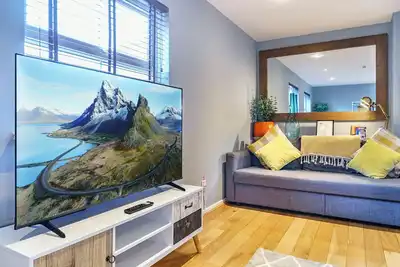 Image de 2br Next to City Centre & Queens Uni w/ Spa Bath! | Pass the Keys