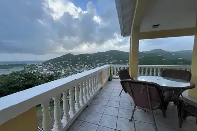 Image de \"Your Caribbean Haven: Where Comfort Meets Local Charm\"