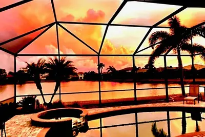 Image de Beautiful, three bedroom, fully furnished home, pool, spa overlooking lake!