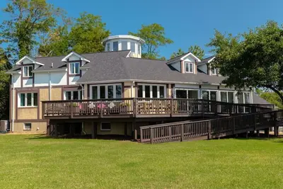 Image de 4-Br Waterfront Turret Home