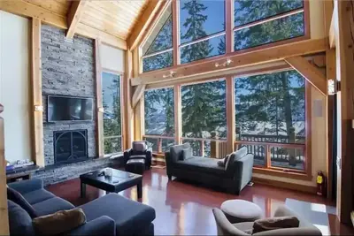 Timber frame chalet with vaulted ceiling and great views, ski in ski out