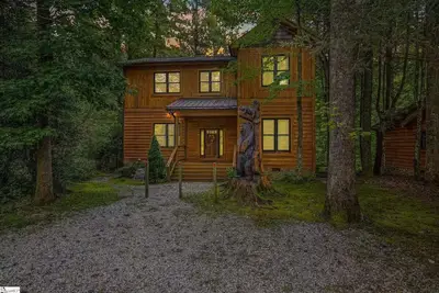 Image de Riverfront 3br Cabin minutes to Table Rock. Fire pit, hot tub, and game room.