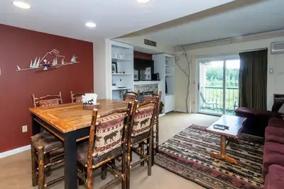 Image de Relaxing 2-bedroom condo in serene Lincoln with pool, fitness room, Tv and WiFi