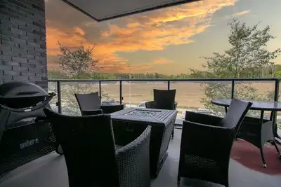 Image de Innisfil 2br Condo | Balcony, Bbq & Fire Table