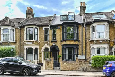 Image de 4 bed restored Victorian house, overlooking Epping Forest & 15 mins to Bond St.