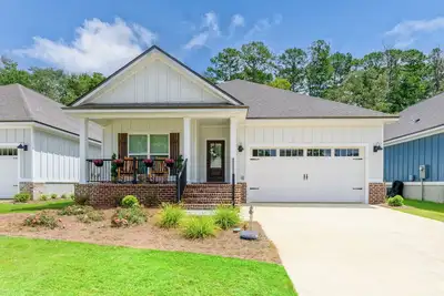 Image de Fully-Fenced Backyard! Perfect for Families/Groups