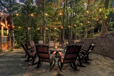 Image de Trails End Lodge - 5 Br cabin in Morganton with Games, WiFi, Hot Tub