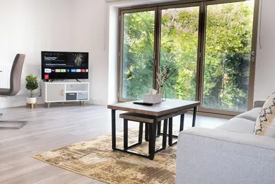 Image de Luxe Pad|2bdr|Free Parking|Sleeps 4