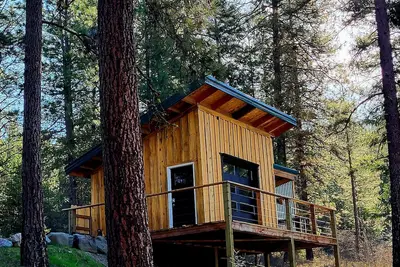 Image de CreekSide Cabin - Secluded 1 bedroom Cabin built with Nature in mind