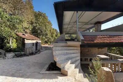 Image de Maison de campagne \"Stone and Villas\" avec vue sur le lac, terrasse privée et climatisation