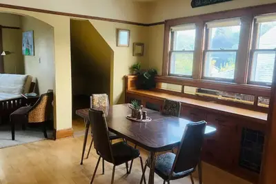 Image de Charming, cozy and pristine upper unit in Mke. Private entrance and free parking