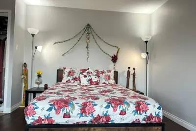 Image de Spacious private space with shared washroom and kitchen with young couple.