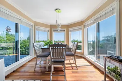 Image de West Vancouver luxurious getaway w/indoor swimming pool