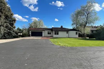 Image de 4-bedroom luxury villa with Ac and WiFi near old town 29 day stay or more