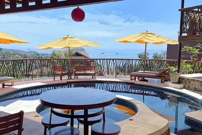 Spectacular view, heated pool & jacuzzi, gym, bar, workspaces, Bbq, dining deck