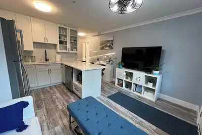Image de 4 Bdrm Contemporary City Oasis Near Pne