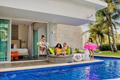 Image de Flat Swim-Up Suite w/ King Bed, Direct Pool Access, Round Day Bed All-Inclusive