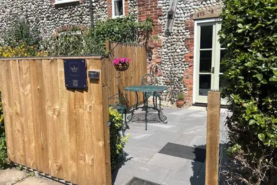 Image de 1 kingsize bedroom. Flint cottage, south facing patio, garden and 1 Parking place.